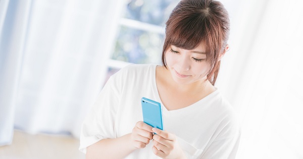 スマホをさわる女性